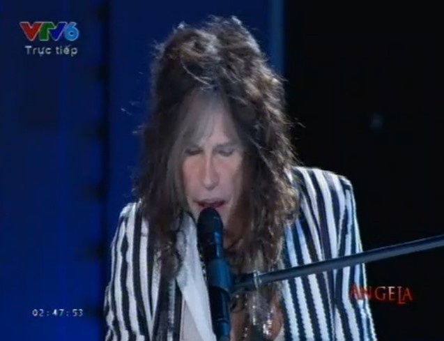 Steven Tyler lac giong khi hat trong chung ket Miss Universe hinh anh