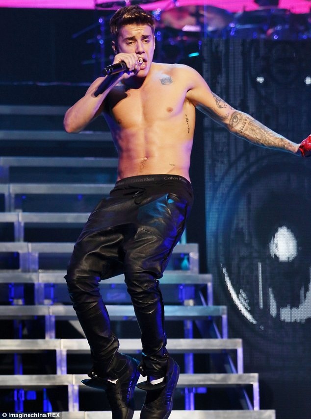 Justin Bieber ngo doc thuc an sau khi bi duoi khoi khach san hinh anh