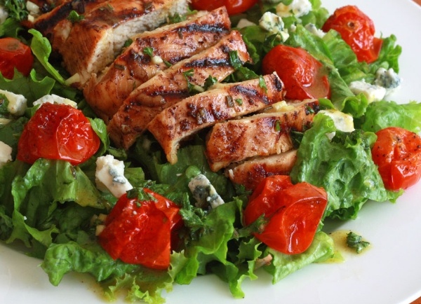 Salad ga nuong ca chua bi thanh mat hinh anh