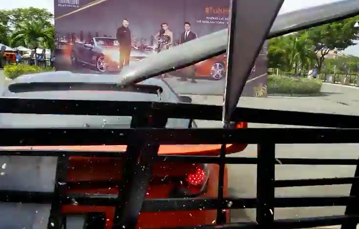 Johnny Tri Nguyen, Thanh Hang suyt bi dam khi xem thu xe hinh anh