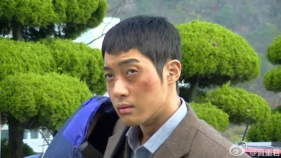 Kim Huyn Joong bi danh bam dap trong phim moi hinh anh