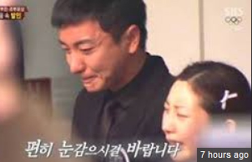 Clip Lee Teuk tieu tuy trong dam tang cha va ong ba hinh anh