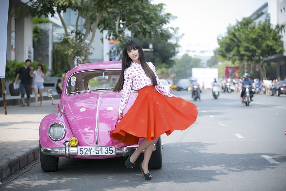 Ngay dau xuan ruc ro xuong pho nhu hot girl Linh Napie hinh anh