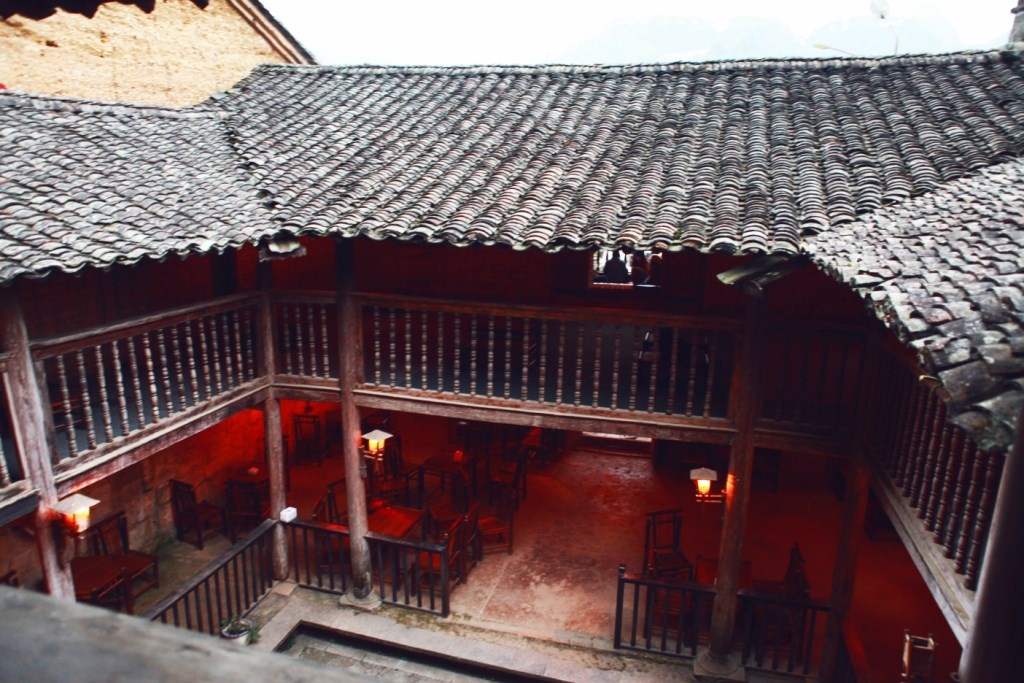 Ngoi uong ca phe trong ngoi nha tram nam tuoi hinh anh