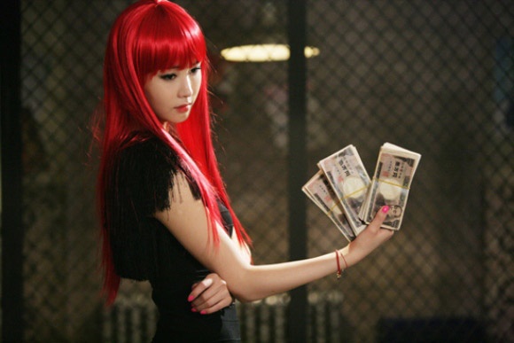 My nhan Han gay loa mat voi thoi trang toc ruc ro hinh anh