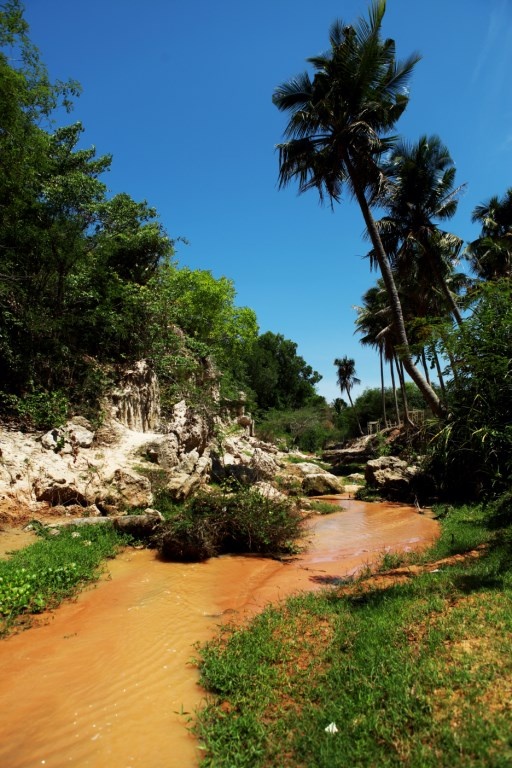 Những khung cảnh lạ lẫm, những phiến đá với hình thù kì dị, hay những dòng nước đỏ chảy từ hai bên suối, khiến du khách đắm chìm đến một thế giới khác, hoàn toàn kì lạ với những gì mình có thể tưởng tượng ra. Nhất là với việc khám phá bằng đôi chân trần, đi bộ trên con suối hẹp với dòng nước ấm nóng do mặt trời chiều vào, sẽ khiến trải nghiệm trở lên kì lạ và sinh động hơn.