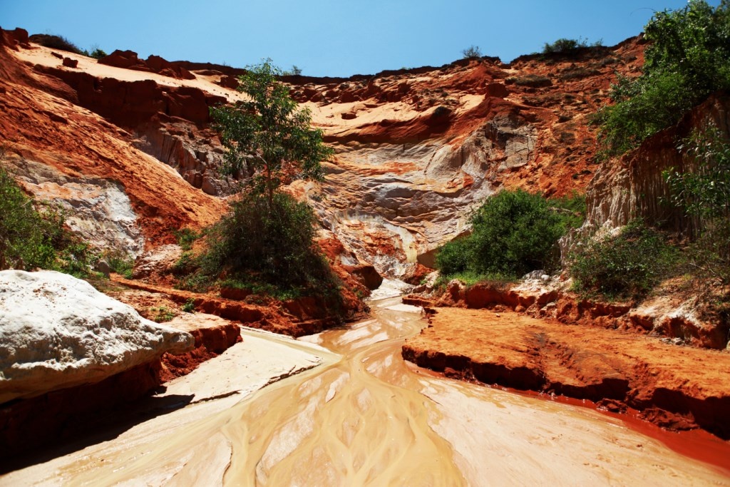 Kham pha dong suoi o Mui Ne hinh anh