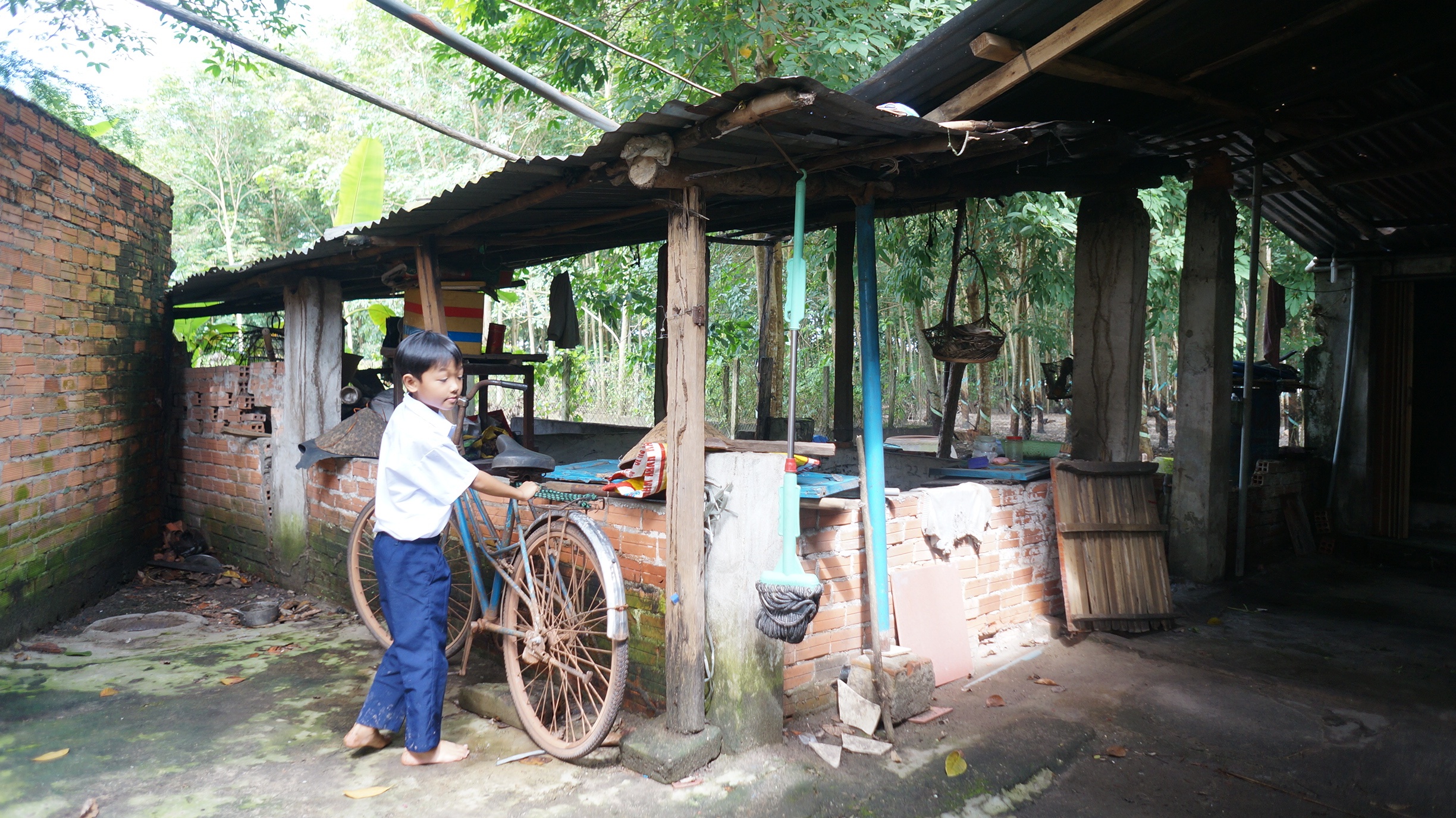 Các tình nguyện viên tới tận nhà em Lê Minh Trọng, học sinh lớp 3, trao 1 triệu đồng tiền mặt hỗ trợ. Dù còn nhỏ, nhưng em Trọng đã mồ côi cả cha lẫn mẹ. Hai năm trước, mẹ Trọng mất vì ung thư cổ tử cung. Chỉ 49 ngày sau, cha em cũng qua đời vì cảm lạnh.