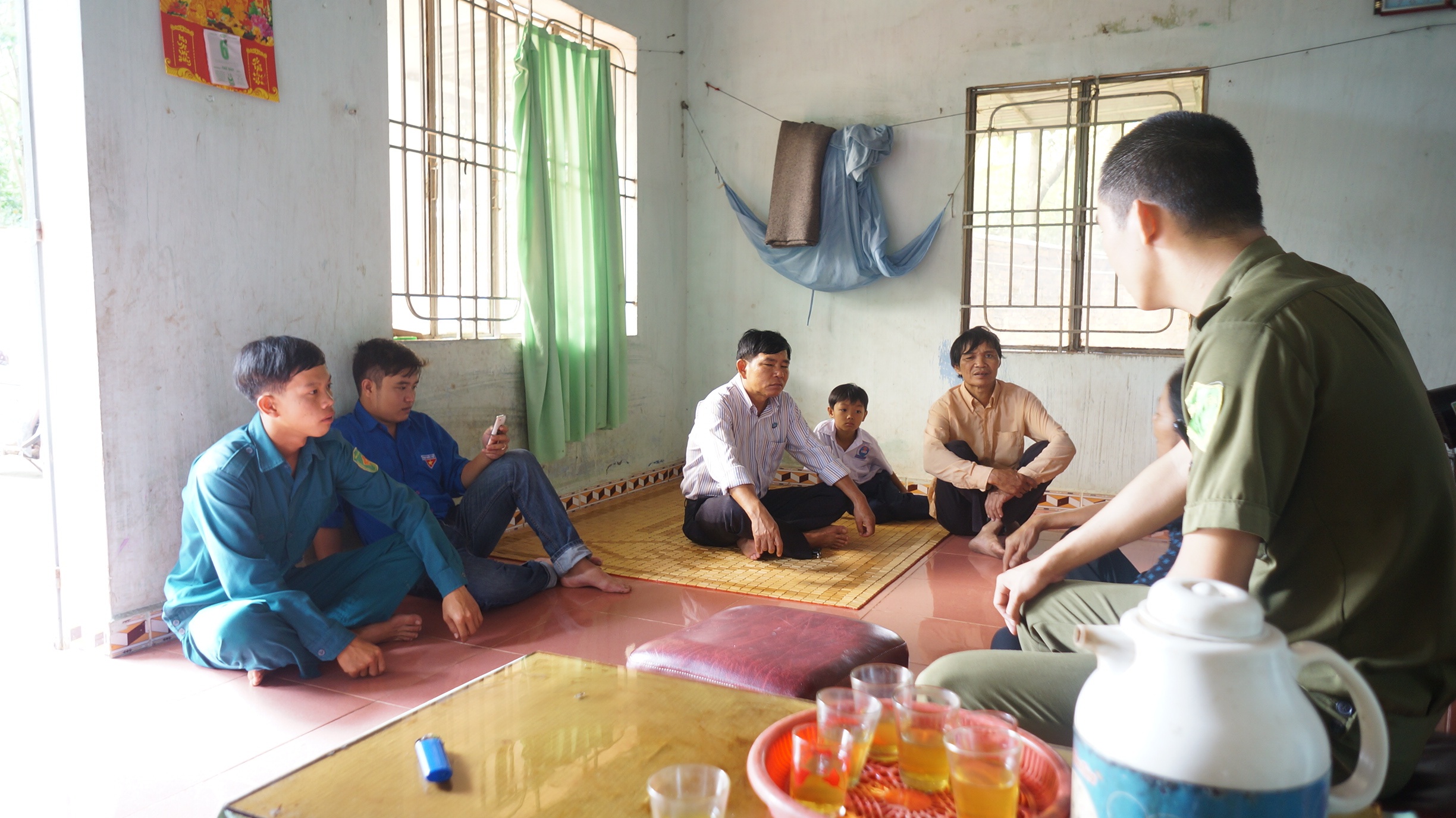 Hiện tại em được ông bà ngoại nuôi dưỡng. Do ông bà già yếu, hai em nhỏ của em được gửi vào trại trẻ mồ côi ở quận 9, TP. HCM. Mỗi năm, Trọng và ông bà chỉ được gặp em 2 lần. Gia đình mong muốn được nuôi cả 3 anh em dưới một mái nhà, nhưng lực bất tòng tâm. Nhóm tình nguyện mong sẽ còn có dịp quay lại hỏi thăm và động viên gia đình.