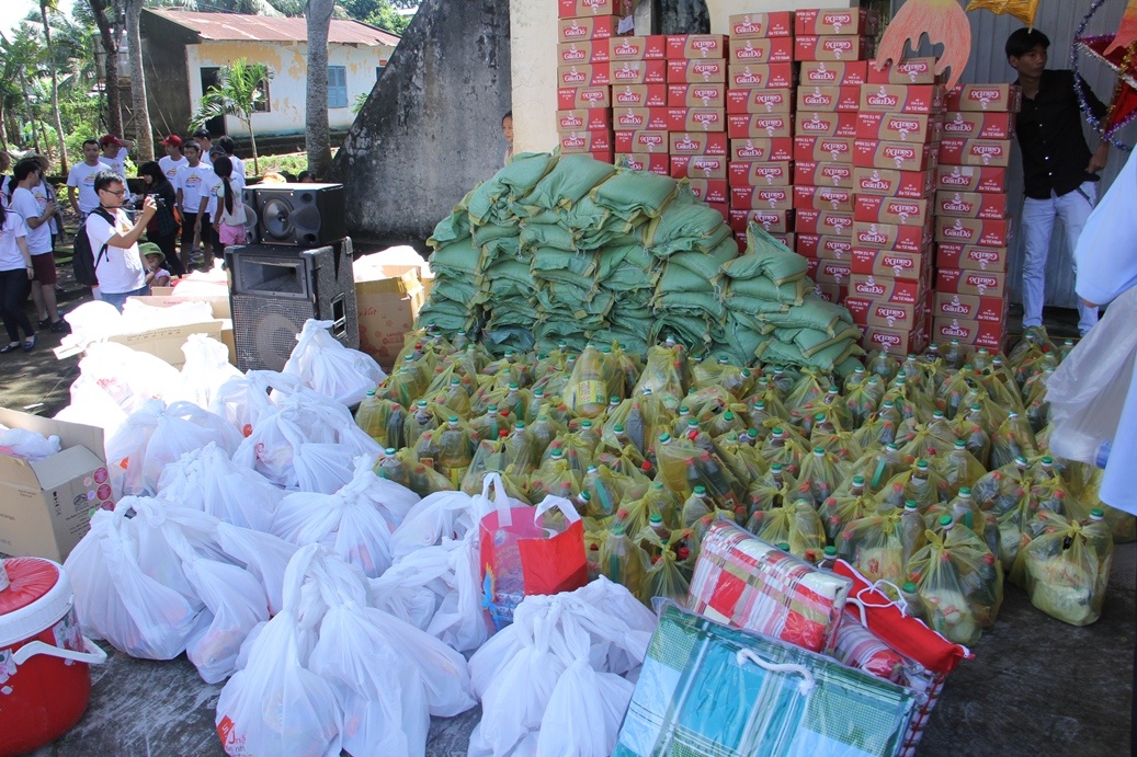 8h sáng ngày 6/9 vừa qua, nhóm tình nguyện đã chia thành 4 đội, mang theo các phần quà về 4 xã ở Bình Dương, Đồng Nai, và Cần Thơ. Những gói quà gồm gạo, nước mắm cùng một số nhu yếu phẩm khác, bên cạnh đó là các suất học bổng, đồ dùng học tập cho các em học sinh.