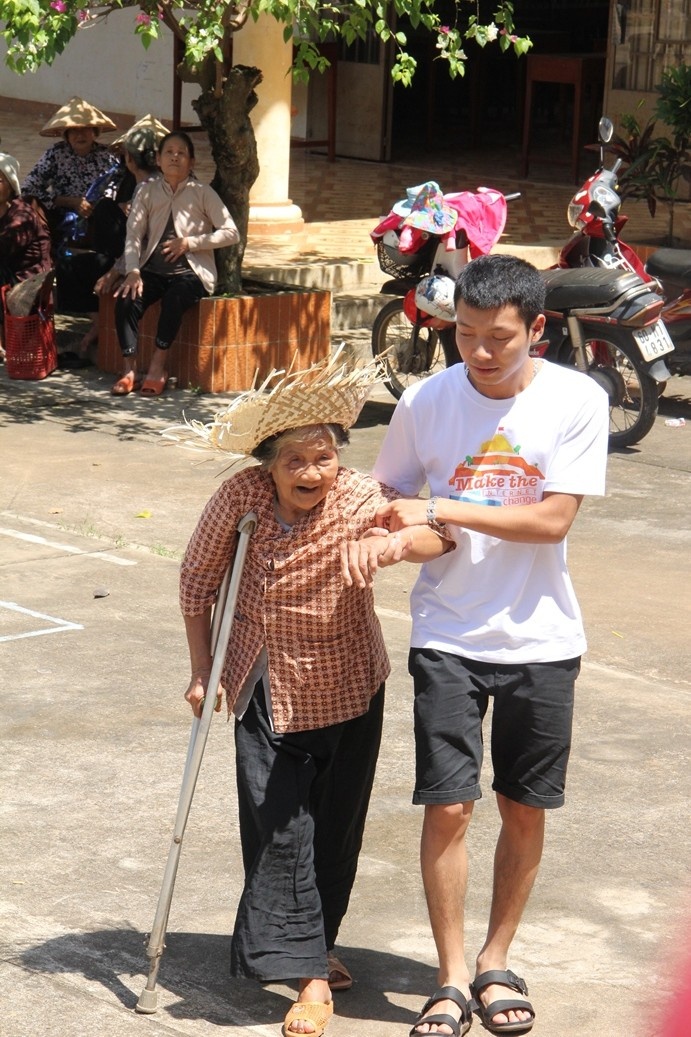 Tại xã Phú Thịnh, huyện Tân Phú, tỉnh Đồng Nai, chương trình trao 103 phần quà cho các hộ có hoàn cảnh khó khăn, như người già neo đơn, học sinh nghèo vượt khó…