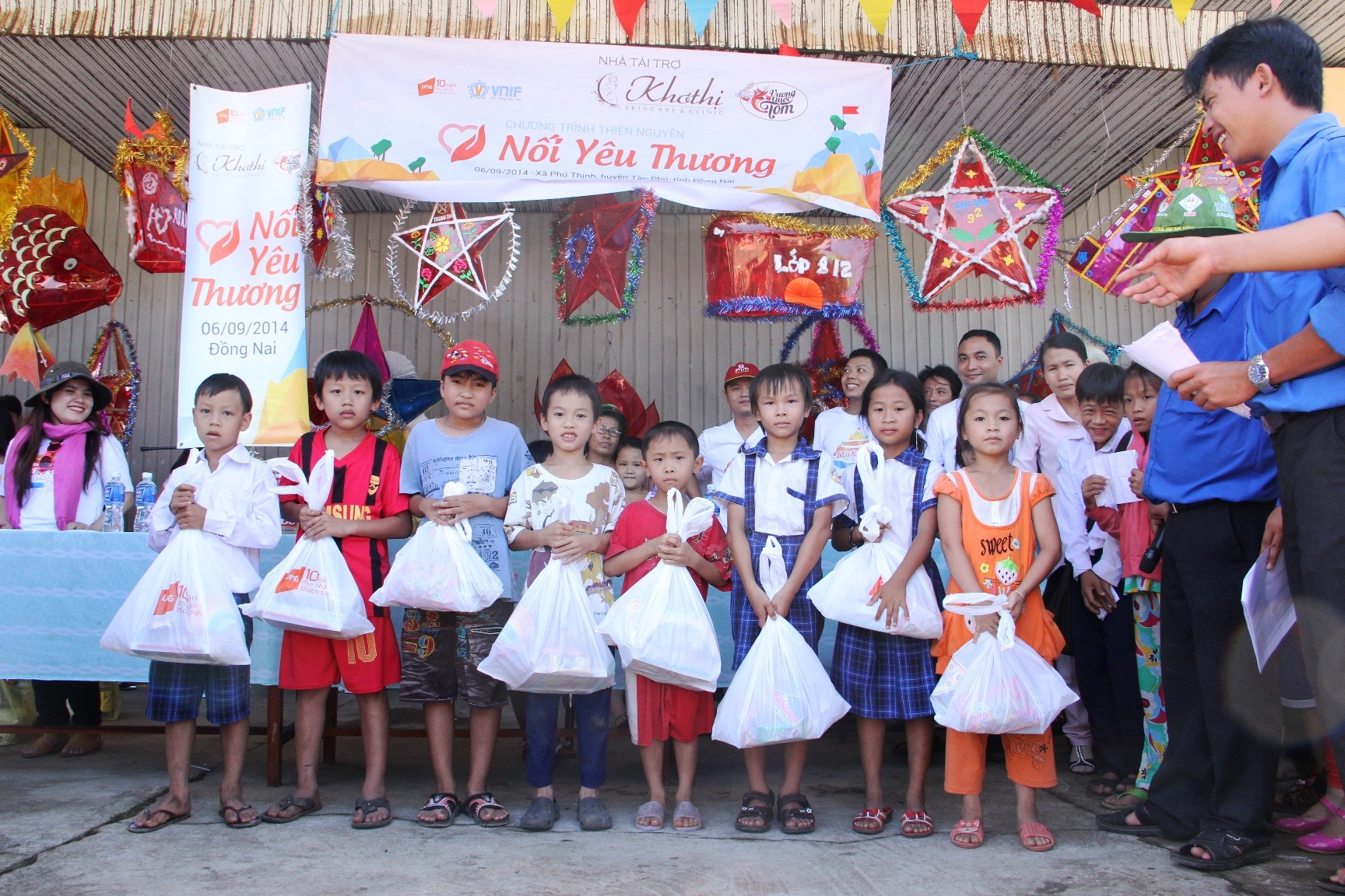 Bên cạnh đó, nhóm còn nhận được sự hỗ trợ tài chính từ Thẩm mỹ viện Khơ thị và Nhà hàng Vương quốc tôm. Cả hai thương hiệu đều do Hoa hậu Phu nhân người Việt 2012 - Nguyễn Thu Hoài phụ trách.