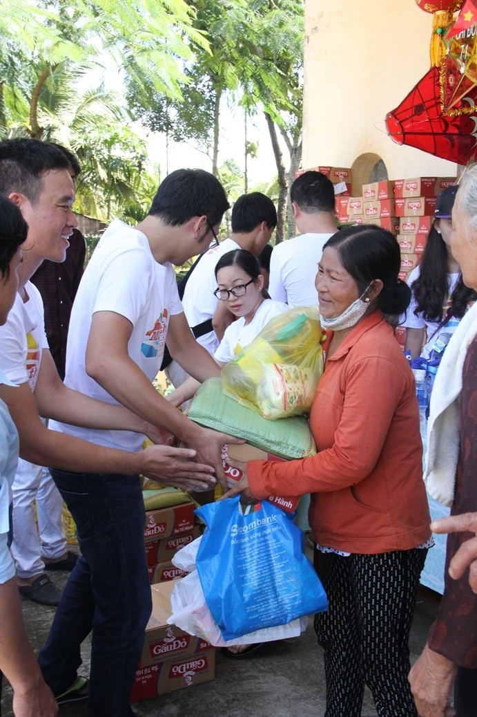 Hai gia đình chính sách cũng nhận được hỗ trợ kinh phí để tu sửa nhà, mỗi hộ 1,5 triệu đồng.