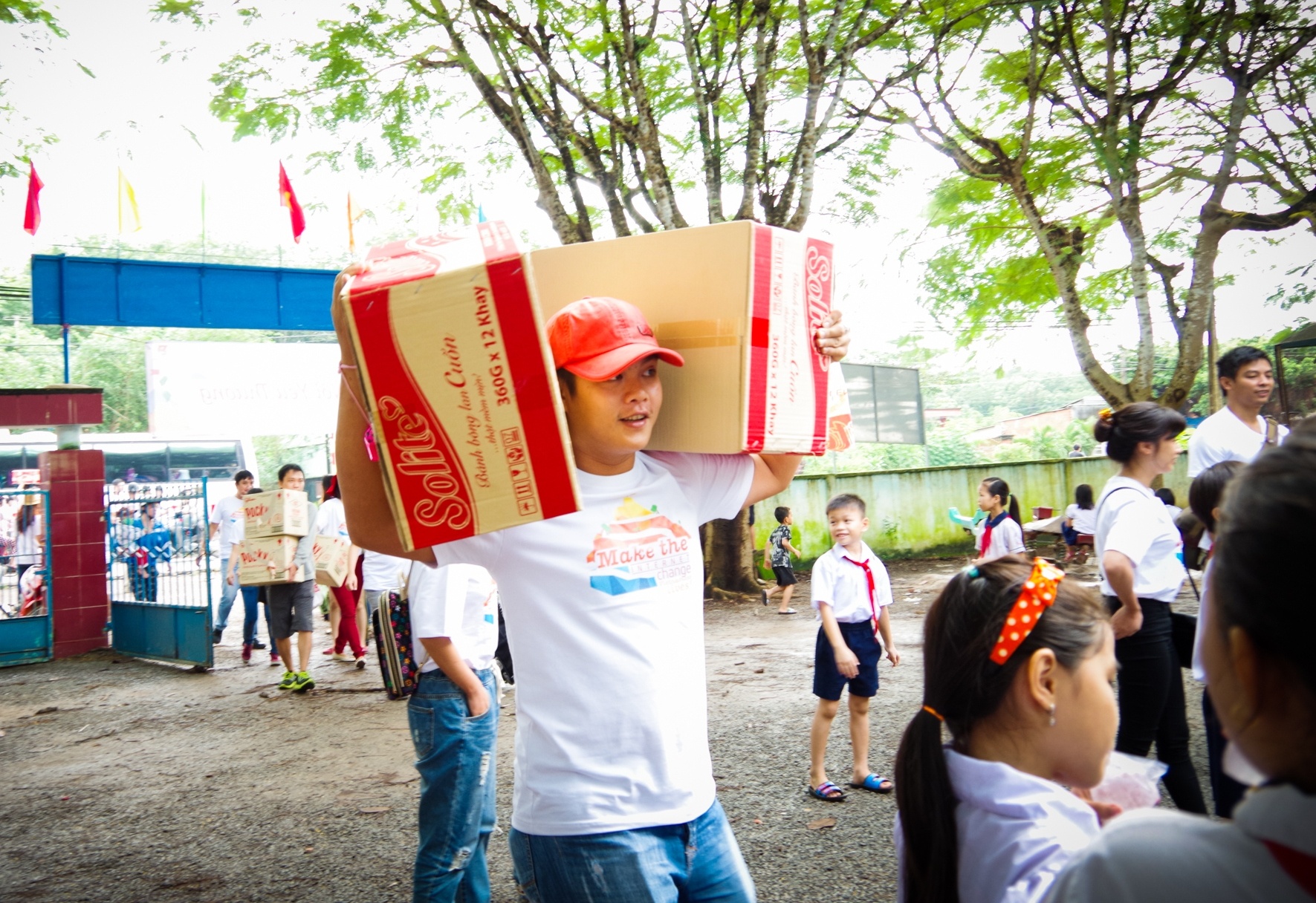 Xuất phát từ mong muốn đem lại cho các em nhỏ và gia đình một dịp Trung thu ấm áp, no đủ, các tình nguyện viên của nhóm “Nối yêu thương” đã tích cực tổ chức hoạt động gây quỹ trong tháng 8 như quyên góp hiện vật, bán hàng gây quỹ, bán đấu giá đồ công nghệ… 
