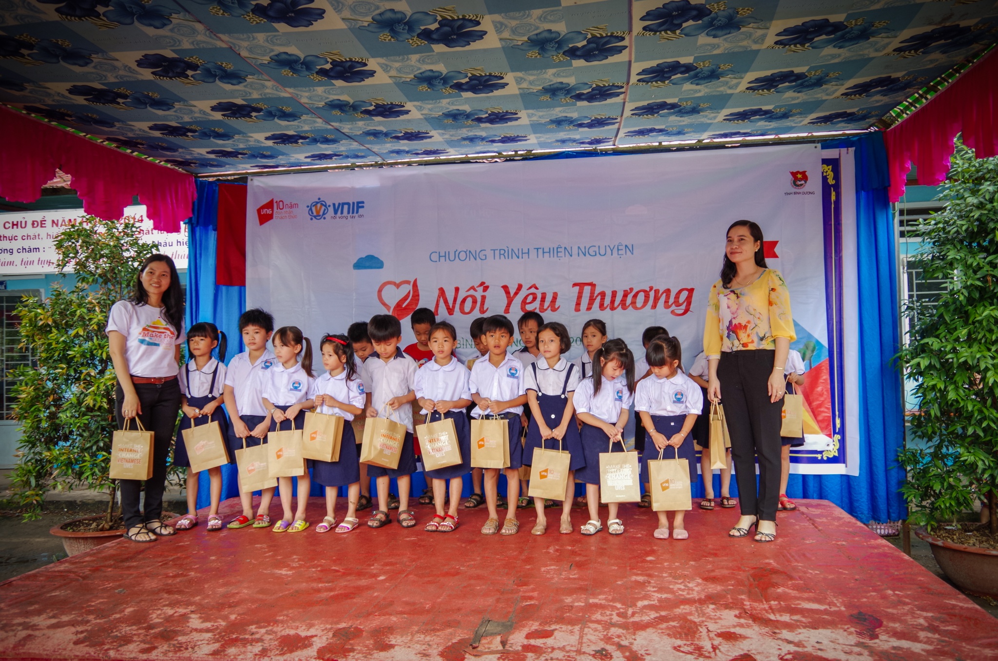 Tại trường tiểu học Hưng Hòa và Tân Hưng, 70 học sinh thuộc diện hộ nghèo và có hoàn cảnh khó khăn được nhận học bổng, hỗ trợ học phí và khoản tiền đóng góp đầu năm. 