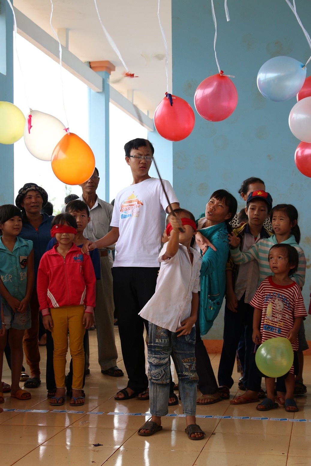 Bịt mắt đập bóng trong sự hồi hộp của bạn bè xung quanh.