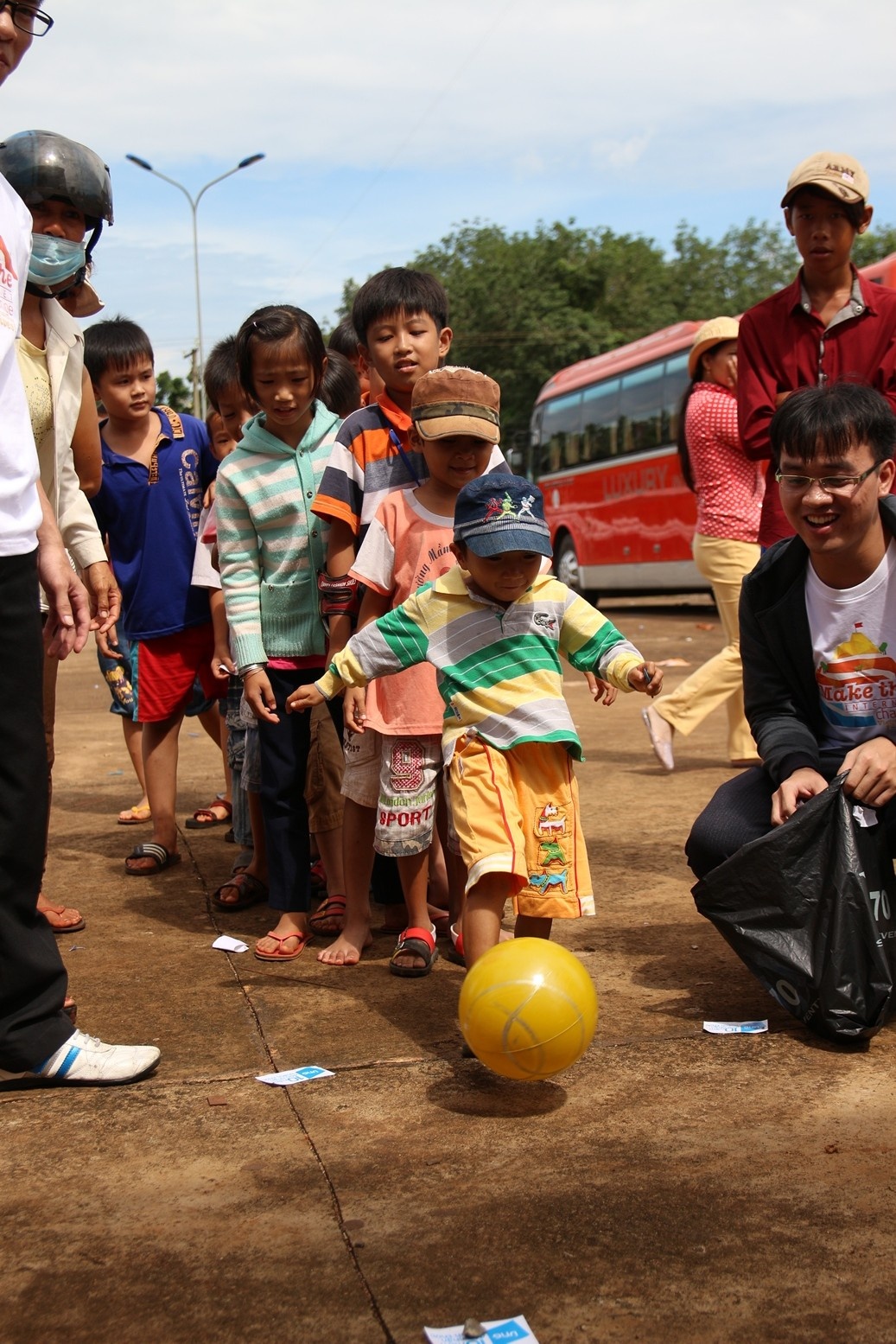 Ngoài việc trao quà, nhóm tình nguyện còn tổ chức những hoạt động văn nghệ, trò chơi thú vị cho các em. Thông qua các trò chơi này, những em không thuộc diện được nhận hỗ trợ cũng có thể vui chơi để nhận phần thưởng là bánh, đồ chơi.