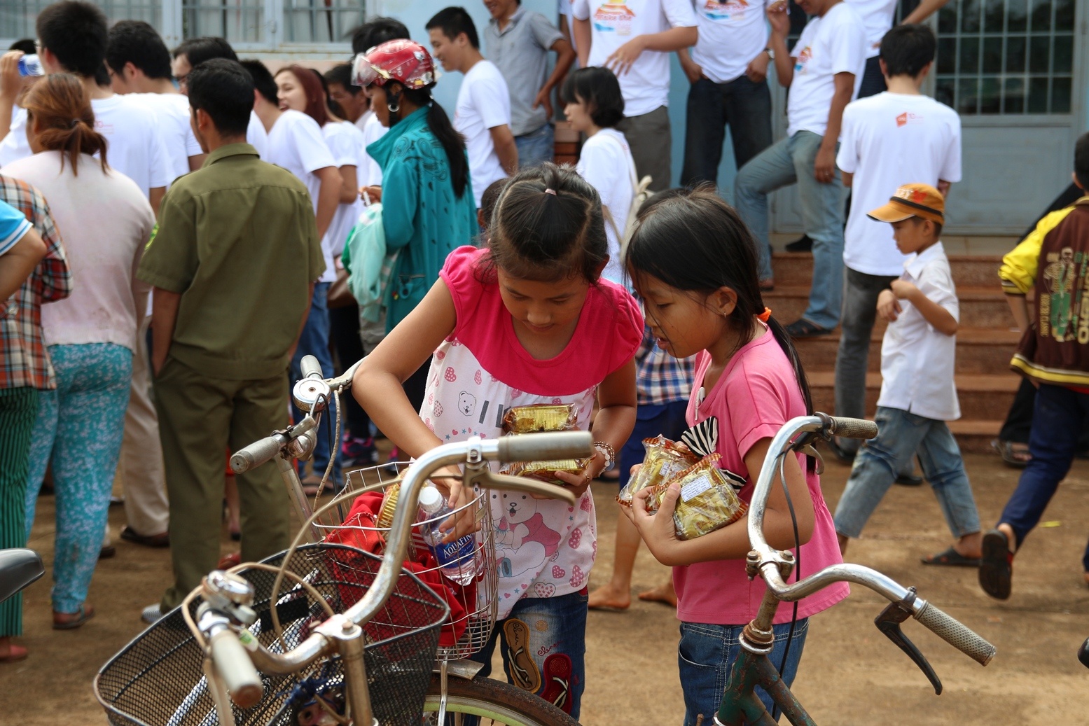 Cẩn thận cất những phần quà mang về cho gia đình.