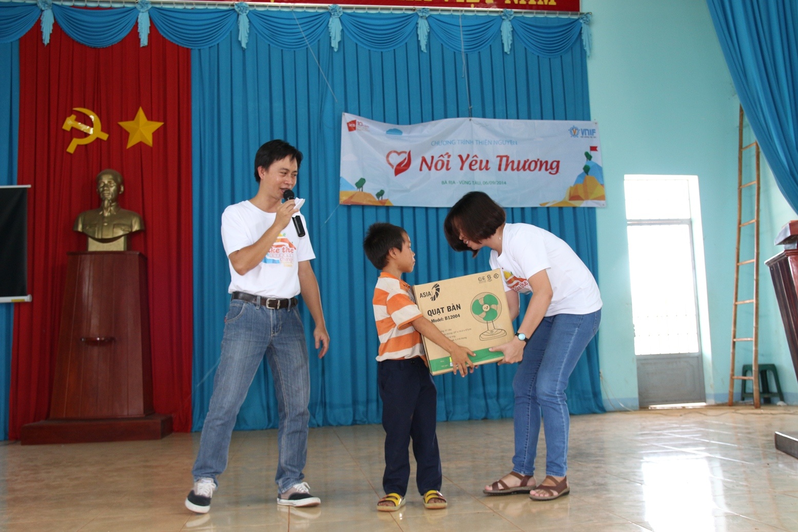 Tại xã Tân Lâm, huyện Xuyên Mộc, tỉnh Bà Rịa – Vũng Tàu, các tình nguyện viên trao 100 phần quà cho 40 học sinh nghèo và 60 hộ gia đình khó khăn. Mỗi học sinh nghèo được nhận thêm 100.000 đồng tiền mặt. 4 gia đình chính sách của xã cũng được nhận 1 triệu tiền mặt/ hộ.