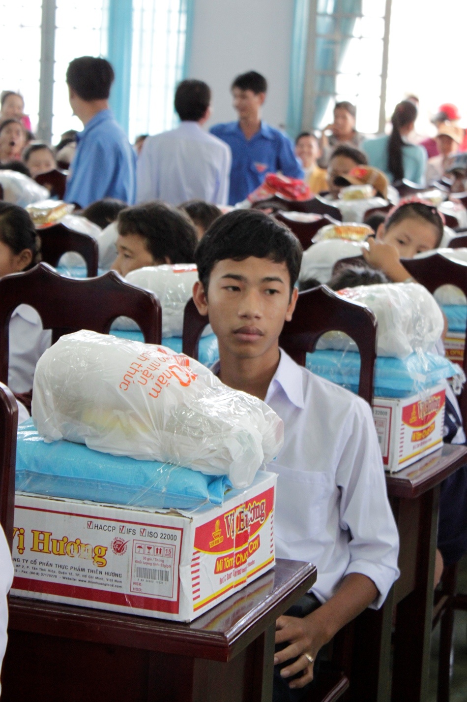 Tại ấp Nhân Thuận, Cần Thơ, 100 phần quà trị giá 250.000 đồng/phần được gửi tới các em học sinh nghèo và hộ gia đình còn khó khăn.