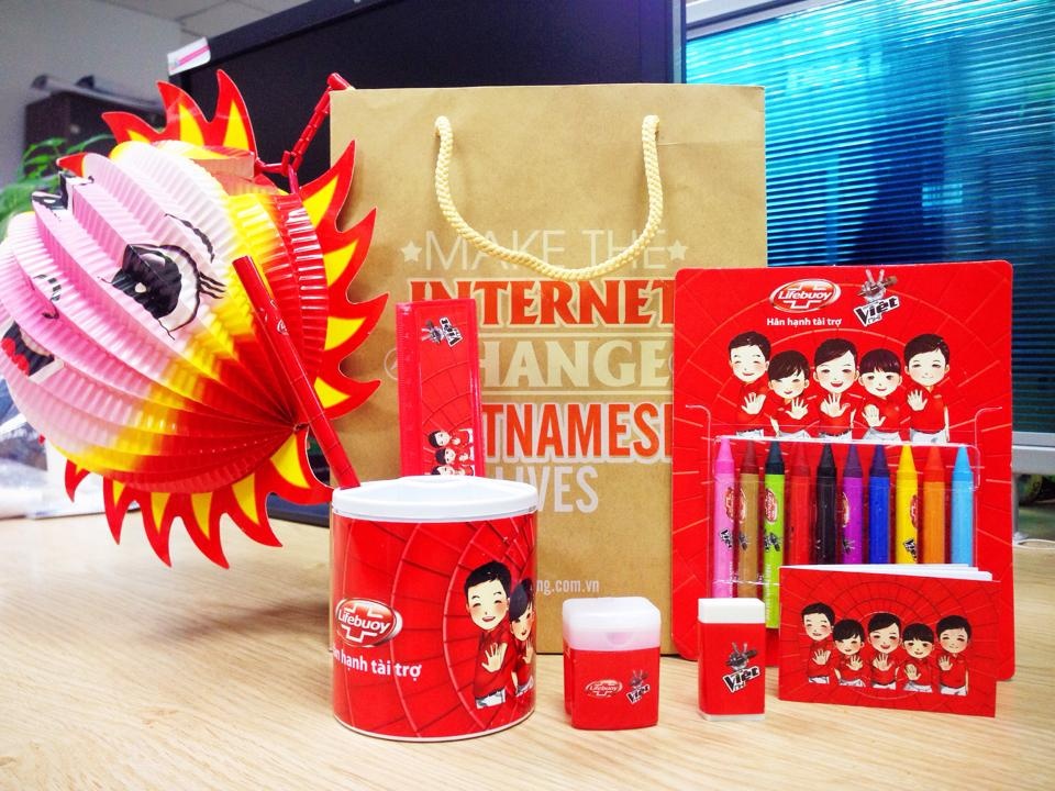 Các em hào hứng tham gia vào những trò chơi do tình nguyện viên tổ chức, như trò tô tượng…