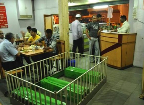 Nhà hàng với những chiếc quan tài thật