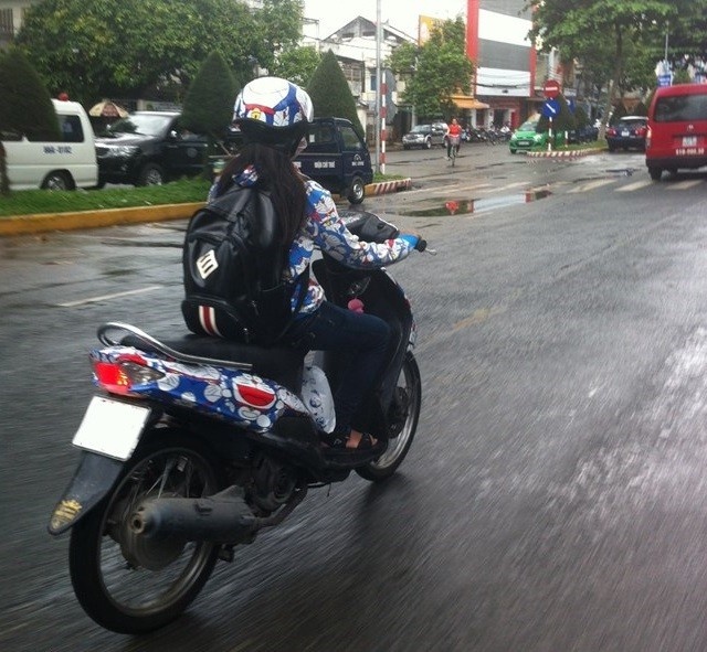 Hình ảnh T. và chiếc xe độc đáo.