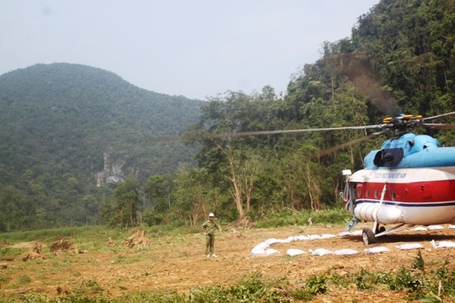 Máy bay MI17 chở du khách tham quan Phong Nha ở bãi đáp hang Én - Ảnh: Lam Giang