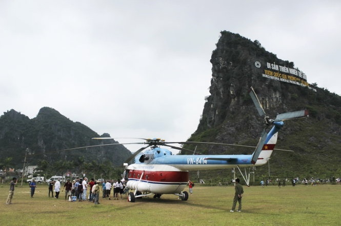 Máy bay trực thăng MI17 tại bãi đáp ở trung tâm Phong Nha - Ảnh: Lam Giang