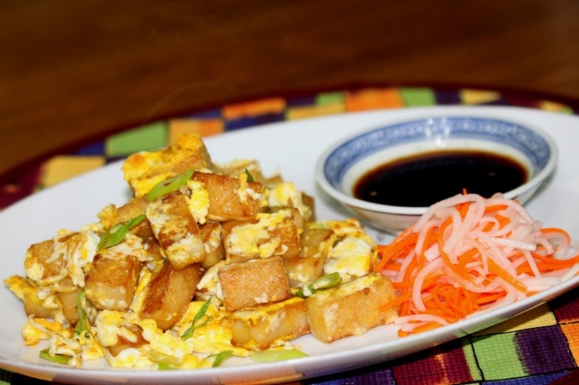 6. Bột chiên  Hình ảnh: 10 món ăn cần thử ngay khi tới Sài Gòn số 6  Một bột chiên có thể làm ấm bụng bất cứ ai đang trong cơn đói cồn cào. Bột chiên được cắt thành những khối vuông hoặc chữ nhật, chiên trên chảo phẳng, đập thêm một quả trứng gà, rắc thêm hành lá lên trên và múc ra cho vào đĩa. Một đĩa bột chiên ngon phụ thuộc nhiều vào bột và nước chấm. Món này vừa ăn chơi được, lại vừa có thể ăn no. Một đĩa bột chiên thường có giá 15.000 đồng đến 20.000 đồng, ốc Đào văn phòng gần khu bờ kè Phan Xích Long, 132 Nguyễn Thái Học, quận 1...