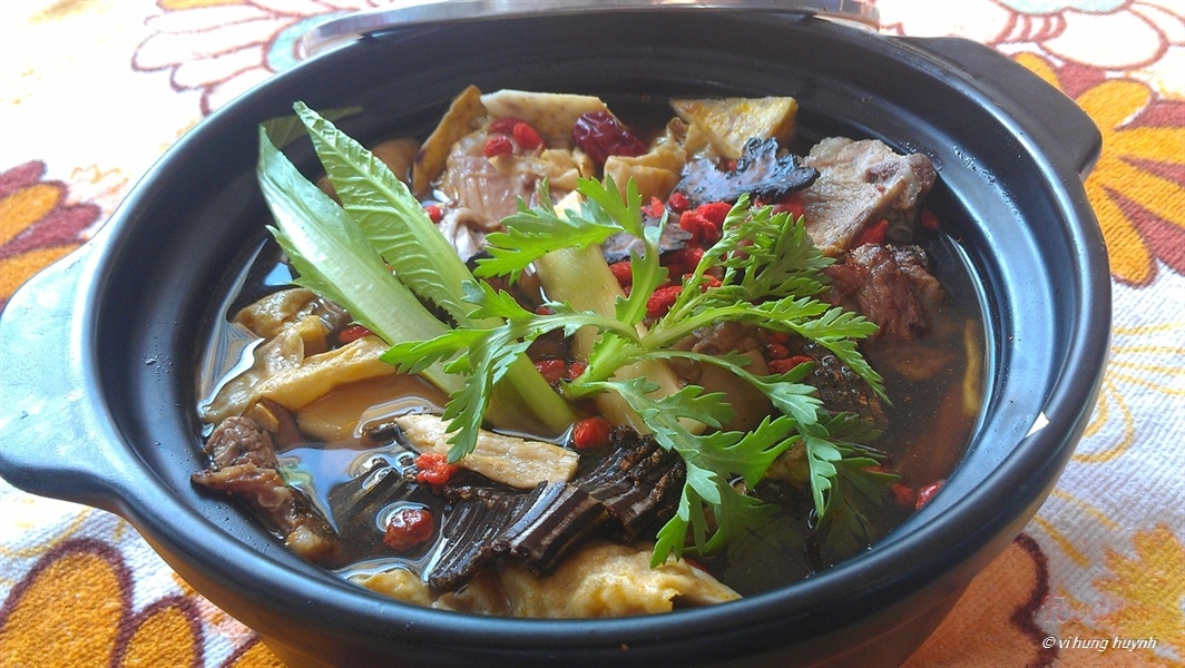 7. Lẩu dê, nầm dê nướng Hình ảnh: 10 món ăn cần thử ngay khi tới Sài Gòn số 7 Món lẩu dê rất thích hợp trong những buổi tụ tập bạn bè. Các quán lẩu dê luôn rất thu hút khách cả những dân nhậu. Món nầm dê nướng được ướp gia vị đậm đà và được chủ quán mang ra kèm với một vỉ nướng. Bạn có thể tự nướng, khi hương thơm bốc lên và chín đều thì gắp cho vào chén. Bạn có thể thưởng thức món ăn này ở ngã 4 Nguyễn Công Trứ, Phó Đức Chính, lẩu dê 105 Trương Định, ...