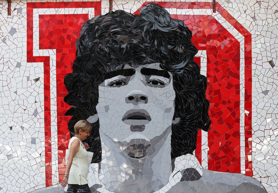 Va Maradona tu tren thien dang se mim cuoi hinh anh