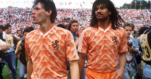 Van Basten bi nguoi thay cu lua doi hinh anh