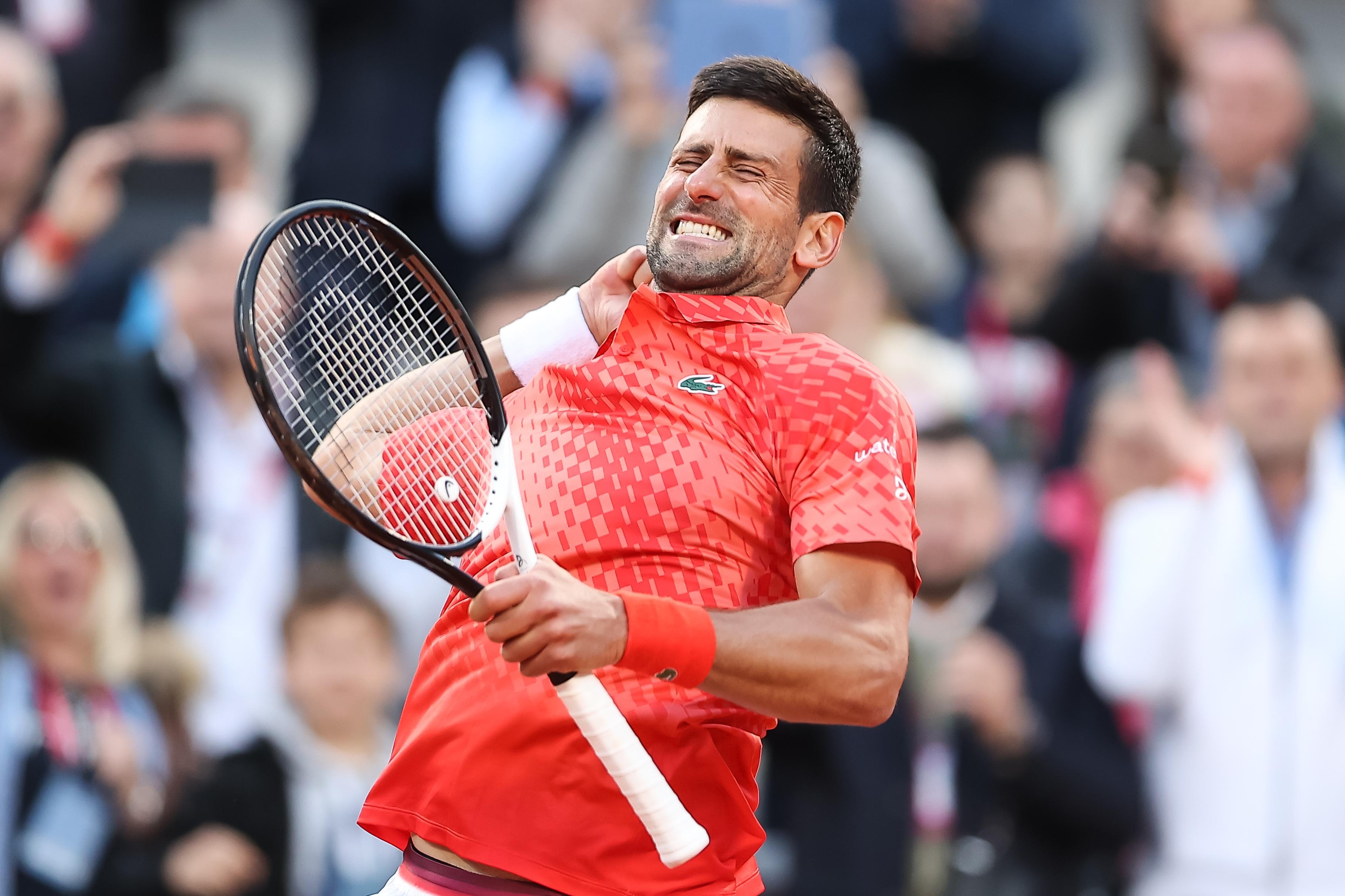 Djokovic va ky uc tap quan vot duoi tieng bom hinh anh