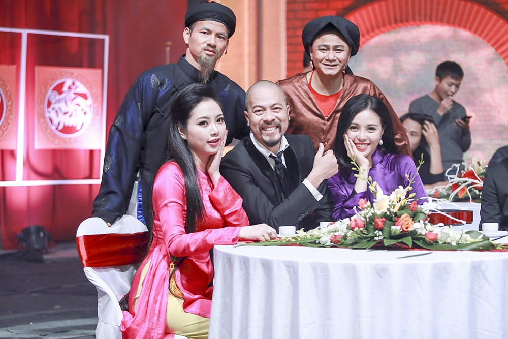 NTK Duc Hung gioi thieu bo suu tap ao dai trong 12 Con giap hinh anh