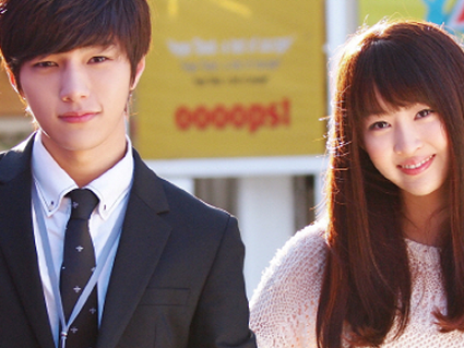 Nhung buoi hen ho khien fan 'phat them' trong MV Kpop hinh anh