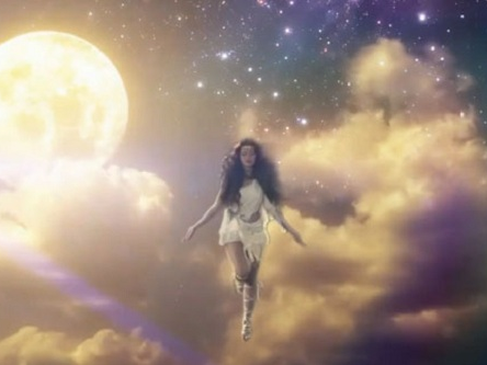 My nhan Viet bay luon nhu tien nu tren san khau, trong MV hinh anh