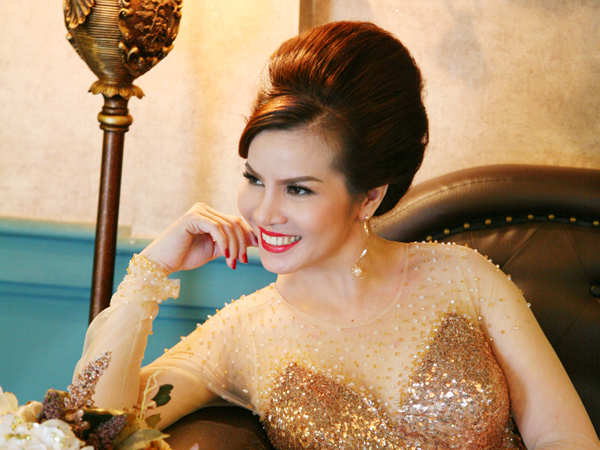 Hoa hau Quy ba Kim Hong goi cam voi dam da hoi hinh anh