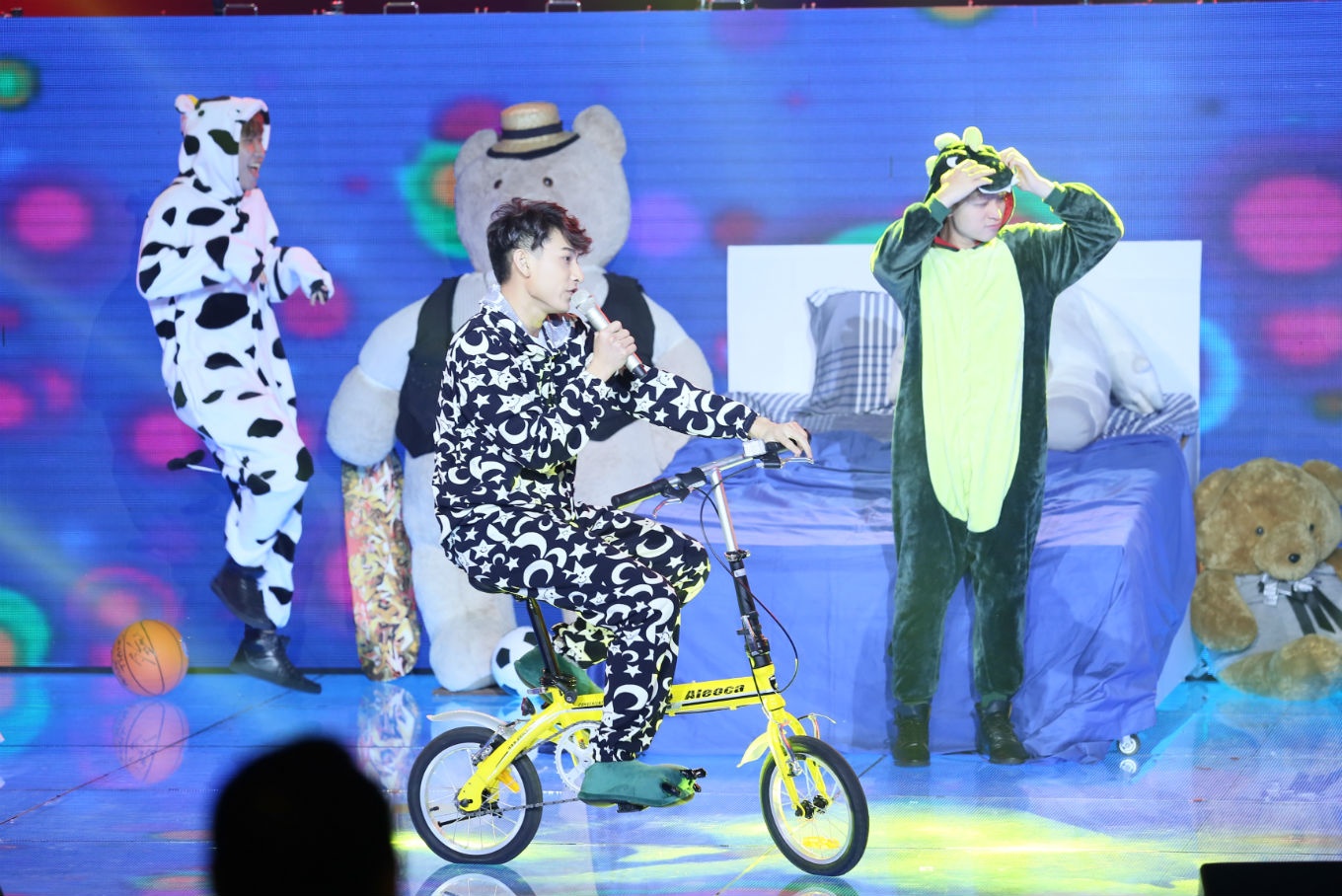 Phần trình diễn nhiều màu sắc của Isaac trong đêm live show 6. Ảnh: Thành Luân