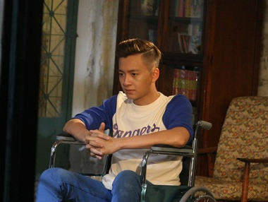 Ngo Kien Huy phai ngoi xe lan trong MV moi hinh anh