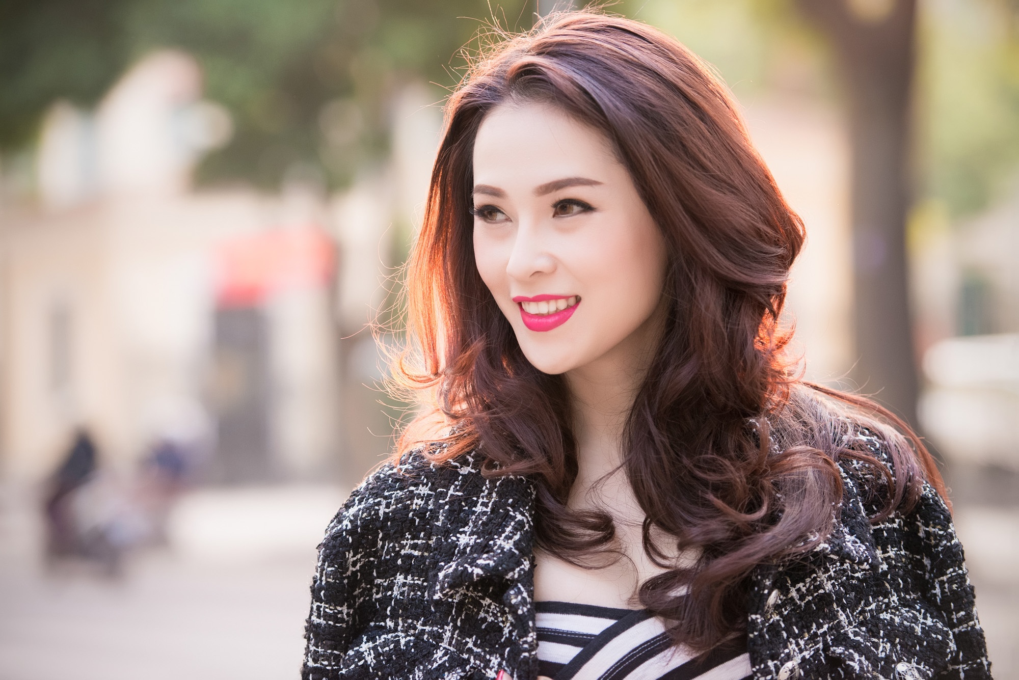Thai Nhu Ngoc tuoi tan tren pho hinh anh