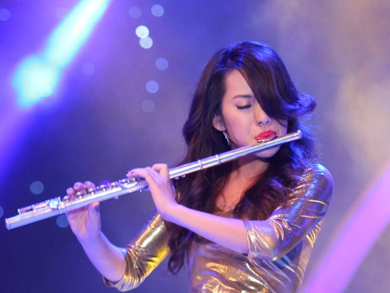 Nghe si sao Huyen Trang toa sang tai Asia's Got Talent hinh anh
