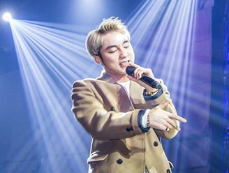Son Tung van di dien sau cao om, bo thi The Remix hinh anh