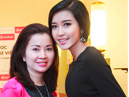 Tam su cua me a hau Huyen My tu khi con noi tieng hinh anh