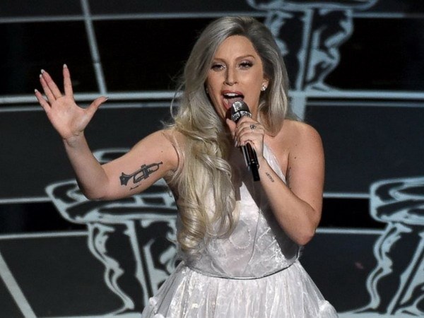 Lady Gaga duoc trao giai 'Than tuong duong dai' hinh anh