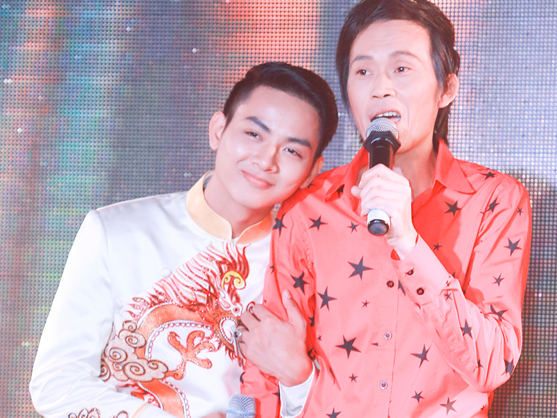 Hoai Linh - Hoai Lam than thiet tren san khau hinh anh