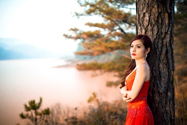 Sao Viet ra di khi toc con xanh hinh anh