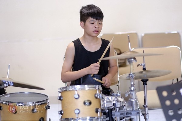 Quang Anh khoe tai choi trong hinh anh