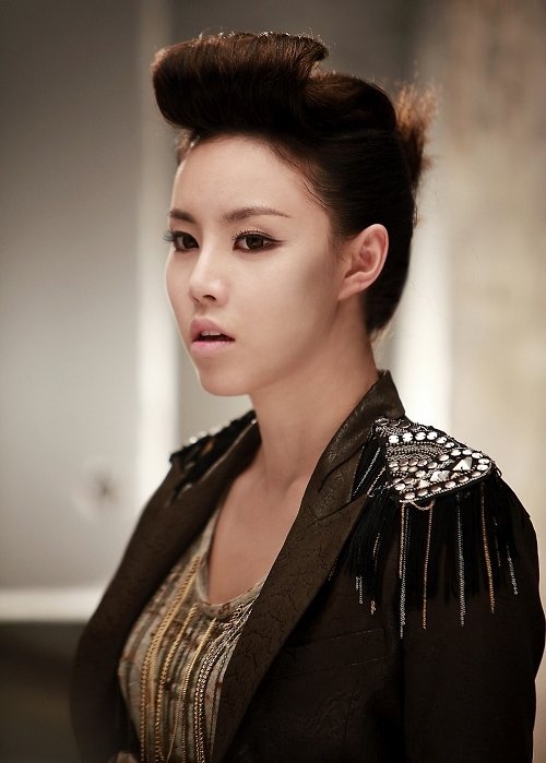 Miryo của Brown Eyed Girls là ca sĩ nữ duy nhất lọt vào top 8. Ngoài chất giọng rap đỉnh, Miryo còn là chủ sở hữu của 70 ca khúc đình đám được fan Kpop yêu thích.