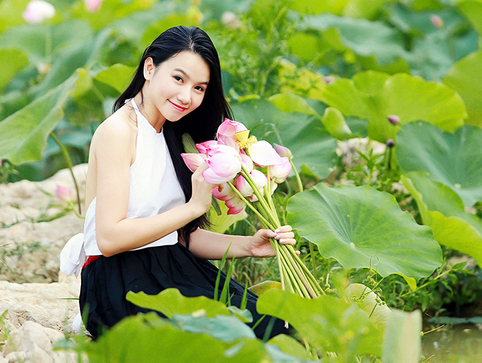 Dien vien phim 'Hoa co may' khoe sac ben hoa sen hinh anh